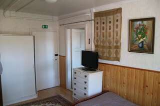 Хостелы Kartano Hostel Кокемяки Двухместный номер с 2 отдельными кроватями и общей ванной комнатой-4